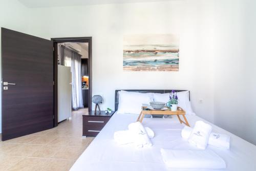een slaapkamer met een bed met een tafel erop bij Ceronia Renovated House near the Beach in Palaiokastro