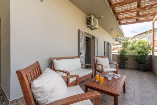 Гостиная зона в Ceronia Renovated House near the Beach