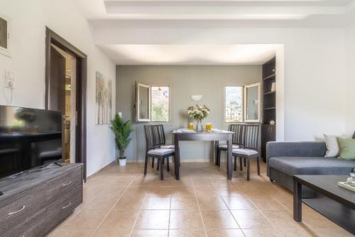 Гостиная зона в Ceronia Renovated House near the Beach
