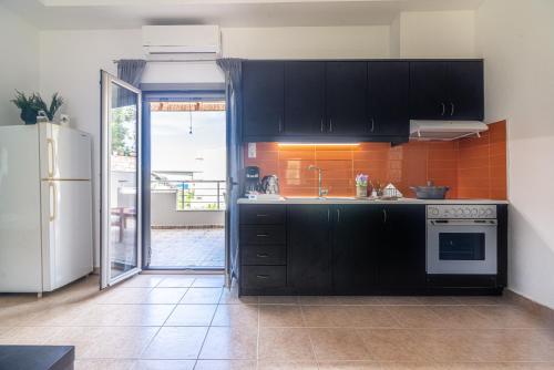 Кухня или мини-кухня в Ceronia Renovated House near the Beach
