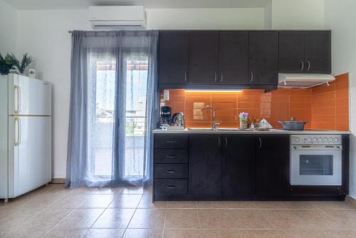 Кухня или мини-кухня в Ceronia Renovated House near the Beach
