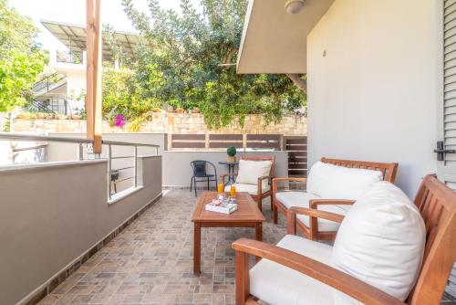Балкон или терраса в Ceronia Renovated House near the Beach