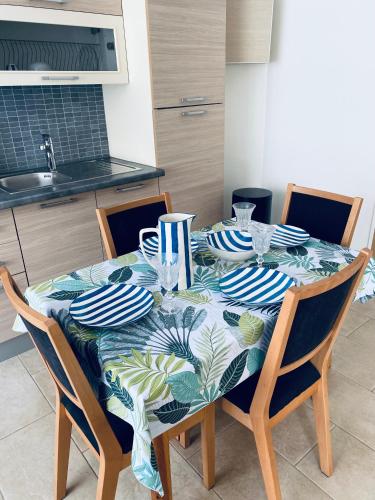 une table à manger avec un chiffon bleu et blanc dans l'établissement Appartement Cannes centre ville pour congrès ou vacances à 5 min de la Croisette, plage, à Cannes