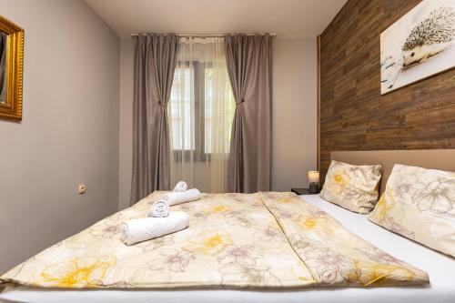 ein Schlafzimmer mit einem großen Bett mit Handtüchern darauf in der Unterkunft Apartment Obelix / Kapana / Center Private Parking in Plowdiw