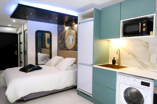 - une chambre avec un lit et un lave-linge dans l'établissement palou, au Cap d'Agde