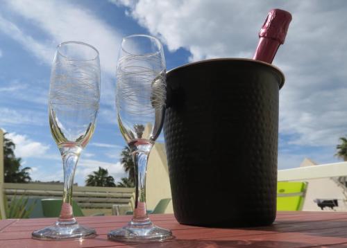 2 verres à vin assis sur une table avec une bouteille de vin dans l'établissement palou, au Cap d'Agde