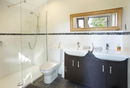 a bathroom with two sinks and a toilet and a shower at High Bridge Haven in Soutergate