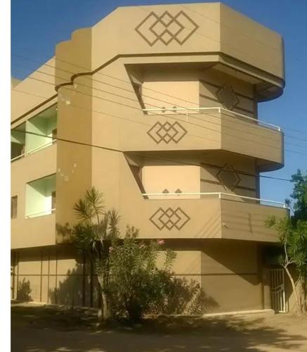 a building with a geometric design on the side of it at Pousada encasa in São Mateus