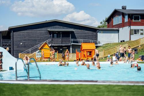 um grupo de pessoas numa piscina em Pernilla Wiberg Hotel em Idre