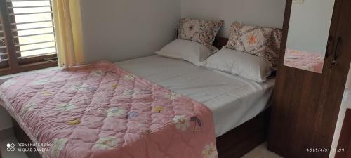 Postel nebo postele na pokoji v ubytování Kailash Guest Home