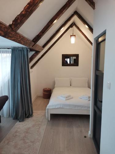 ein Schlafzimmer mit einem Bett in einem Zimmer in der Unterkunft Casa Dorin in Orşova