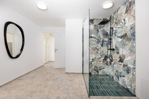 pasillo con espejo y pared de mosaico en Holiday Home PUNAT OASIS with breathtaking Sunset & Sea View, en Punat