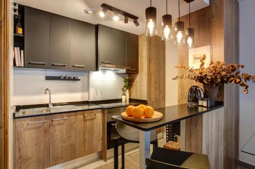 una cocina con una mesa con naranjas. en Mar Jonica, 1 A2, en Denia