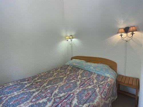 - une chambre avec un lit et deux lumières sur le mur dans l'établissement Maison 2 Pièces, Mezzanine, 6 Couchages, Piscine, Proche Mer - Argelès-sur-Mer - FR-1-225-90, à Argelès-sur-Mer