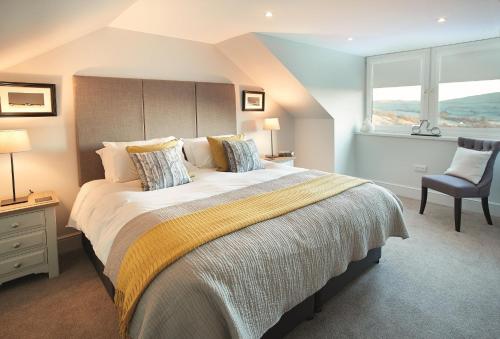 une chambre avec un grand lit et une chaise dans l'établissement Corriedow, à Thornhill