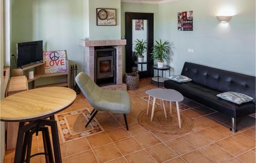 Χώρος καθιστικού στο Amazing Home In Lannéanou With Wifi