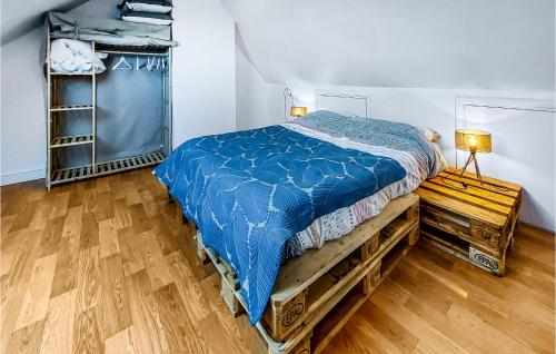 - une chambre avec un lit et une couette bleue dans l'établissement 1 Bedroom Beautiful Home In Lannanou, à Lannéanou