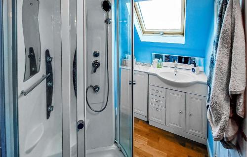 La salle de bains est pourvue d'une douche et d'un lavabo. dans l'établissement 1 Bedroom Beautiful Home In Lannanou, à Lannéanou