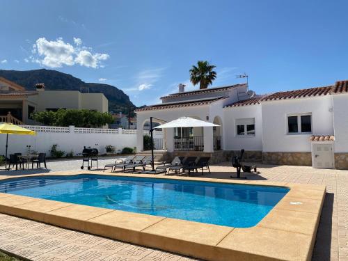een villa met een zwembad voor een huis bij Villa con piscina, soleada, tranquila y céntrica in Calpe