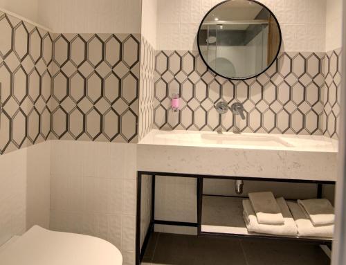 uma casa de banho com um lavatório e um espelho em 7 Apple Hotel Pratap Nagar, Jaipur em Jaipur