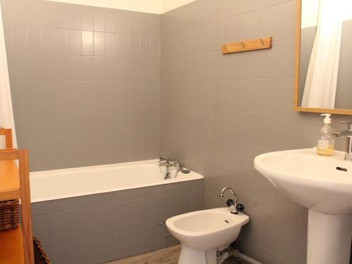 une salle de bain avec un lavabo, des toilettes et une baignoire dans l'établissement Appartement T2 avec terrasse, parking privé, proche plage et commerces - FR-1-229C-9, à Port-la-Nouvelle