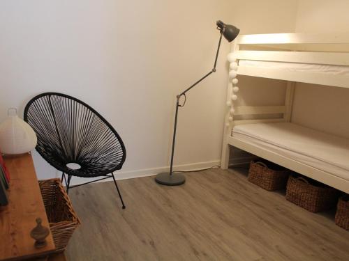 une chambre avec un ventilateur et une lampe à côté d'un lit superposé dans l'établissement Appartement T2 avec terrasse, parking privé, proche plage et commerces - FR-1-229C-9, à Port-la-Nouvelle