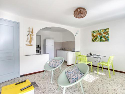 Il comprend une cuisine et une salle à manger avec des chaises et une table. dans l'établissement Apartment Mimosa by Interhome, à Six-Fours-les-Plages