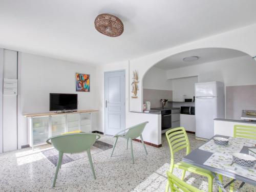 une cuisine et une salle à manger avec une table et des chaises dans l'établissement Apartment Mimosa by Interhome, à Six-Fours-les-Plages
