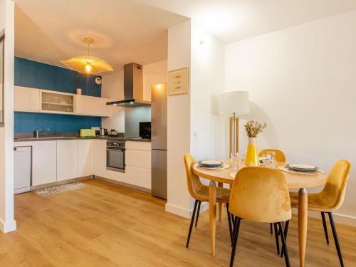 une cuisine et une salle à manger avec une table et des chaises dans l'établissement Apartment Le Bourret-3 by Interhome, à Soorts-Hossegor