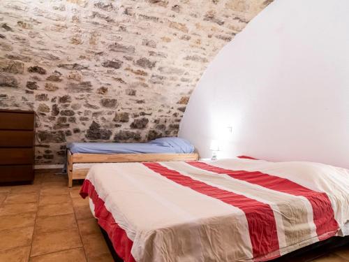 une chambre avec un lit et un mur de briques dans l'établissement Apartment La Bergerie de Sainte Croix by Interhome, au Thoronet