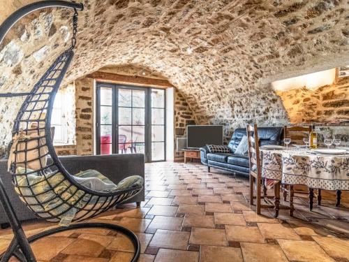 - un salon doté de meubles et d'un mur en pierre dans l'établissement Apartment La Bergerie de Sainte Croix by Interhome, au Thoronet