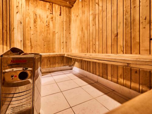una sauna vacía con un cubo de basura en la esquina en Holiday Home Harrachov 90 by Interhome, en Harrachov