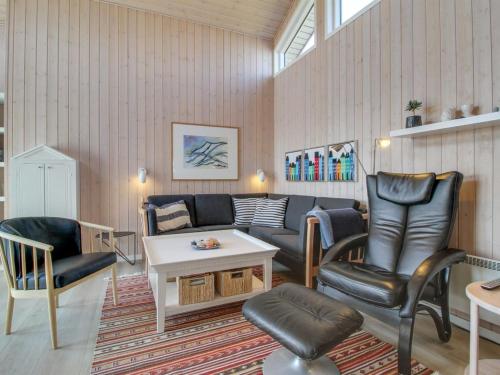 Posezení v ubytování Holiday Home Aska - 400m from the sea by Interhome
