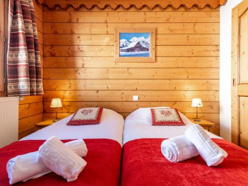 deux lits jumeaux dans une chambre aux murs en bois dans l'établissement Apartment Ecrin des Neiges - Val Claret-4 by Interhome, à Tignes