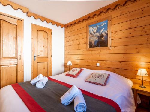 une chambre avec un lit dans une pièce en bois dans l'établissement Apartment Ecrin des Neiges - Val Claret-4 by Interhome, à Tignes
