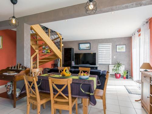 - un salon avec un canapé bleu et une table avec des chaises dans l'établissement Holiday Home Portsall Paradise by Interhome, à Ploudalmézeau