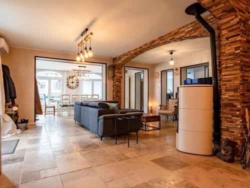 un salon avec un canapé et une table dans l'établissement Holiday Home La Villa bleue by Interhome, à Merville-Franceville-Plage