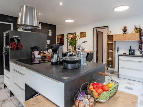 uma cozinha com um balcão com uma cesta de frutas em Holiday Home La Villa bleue by Interhome em Merville-Franceville-Plage