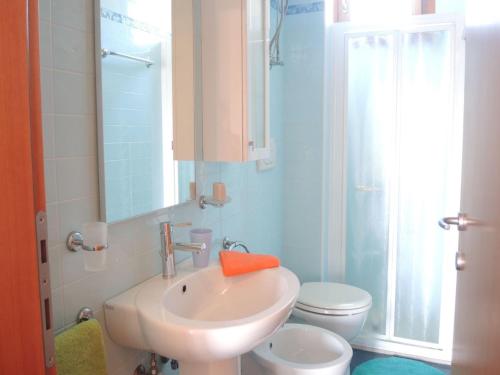 A bathroom at Colorful modern flat next to the beach - Beahost