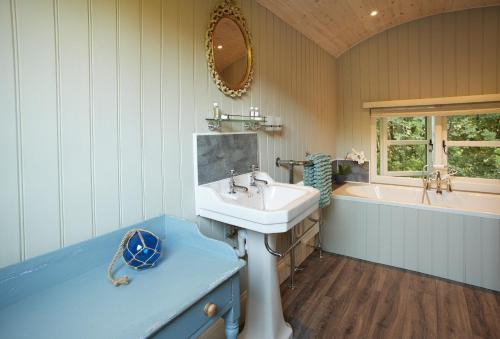 een badkamer met een wastafel en een bad bij Anne's Hut Monmouthshire 
