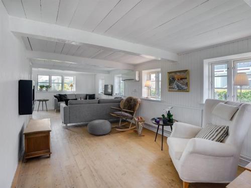ein Wohnzimmer mit einem Sofa und einem Tisch in der Unterkunft Holiday Home Gyril - all inclusive - 100m from the sea by Interhome in Sønderby