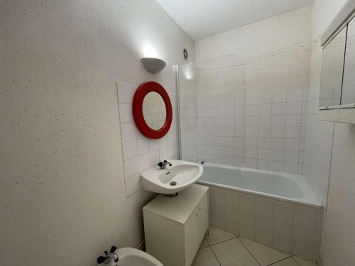une salle de bain avec un lavabo, des toilettes et une baignoire dans l'établissement Studio à St-Jean-de-Monts avec parking et balcon fermé - FR-1-224C-212, à Saint-Jean-de-Monts