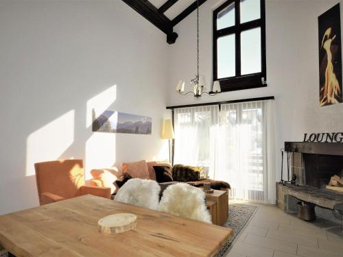 uma sala de estar com um sofá e uma mesa em Apartment Casa La Schmetta 45 by Interhome em Lenzerheide
