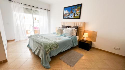 Llit o llits en una habitació de Oura Lancemar by Sunny Deluxe