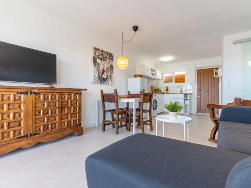 Televízia a/alebo spoločenská miestnosť v ubytovaní Apartment Rapova by Interhome