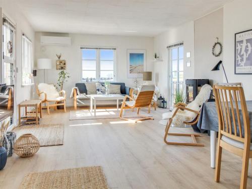 una sala de estar con muchas sillas y un sofá en Holiday Home Sebe - 300m from the sea in Western Jutland by Interhome, en Lakolk
