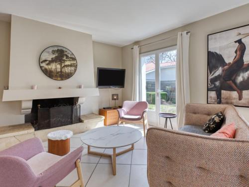 Il comprend un salon meublé doté d'une cheminée. dans l'établissement Villa Andernos Bassin by Interhome, à Andernos-les-Bains