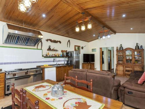 cocina y sala de estar con sofá y mesa en Holiday Home Rabic by Interhome, en Maçanet de la Selva