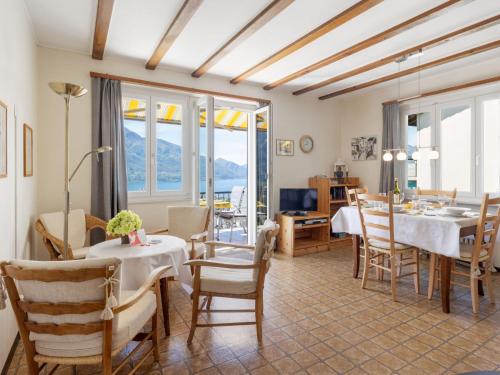 sala de estar con mesa y sillas y comedor en Holiday Home Casa Fontanella by Interhome, en Gordola