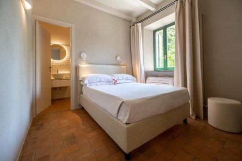 Postel nebo postele na pokoji v ubytování Palazzo Viviani - Castello di Montegridolfo